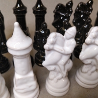 sort hvide keramik skakbrikker gammelt sæt retro skakspil 